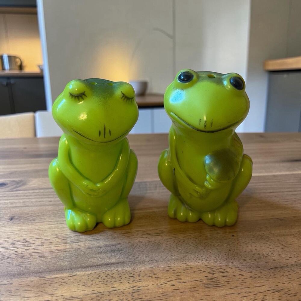 Vintage Hong Kong SET Green Frog Salt & Pepper Shakers 1970’s 3794/50